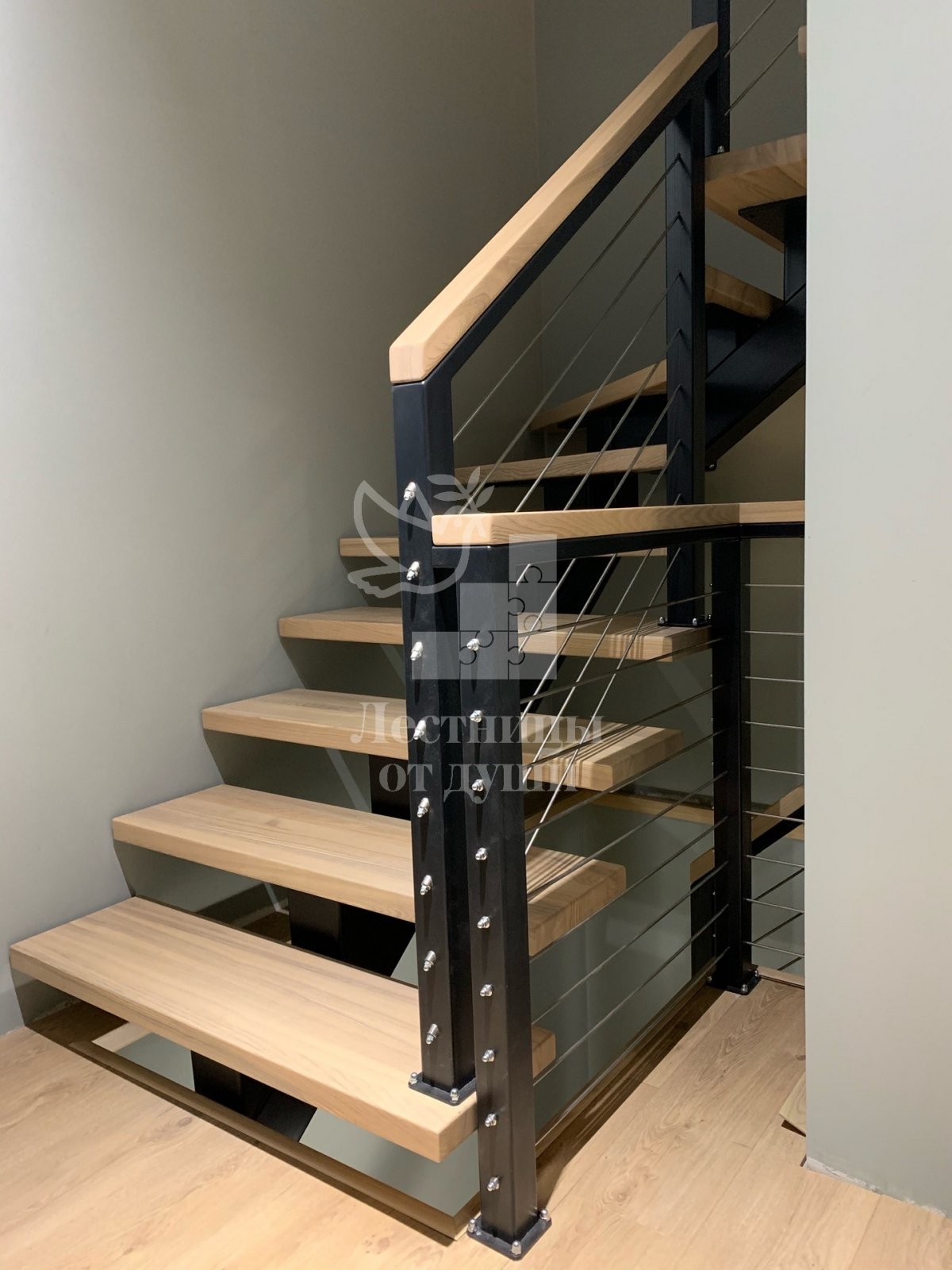 Деревянная лестница на металлическом каркасе