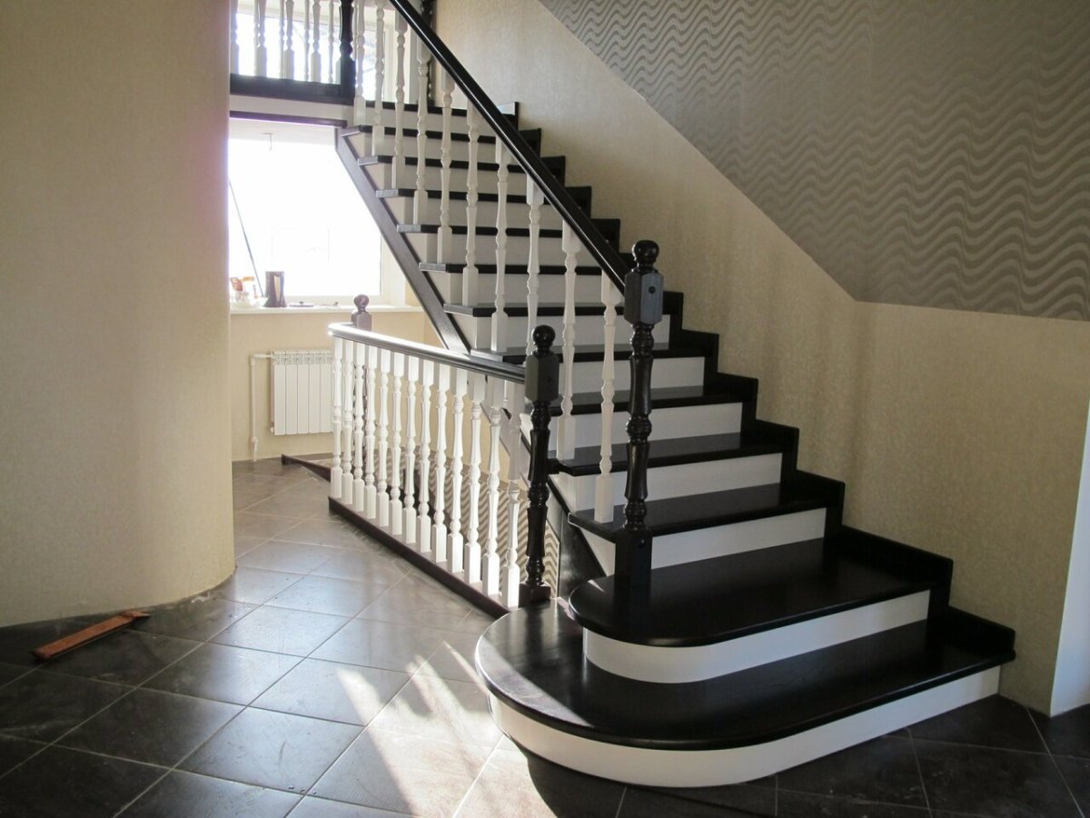 Белая лестница с деревянными ступенями