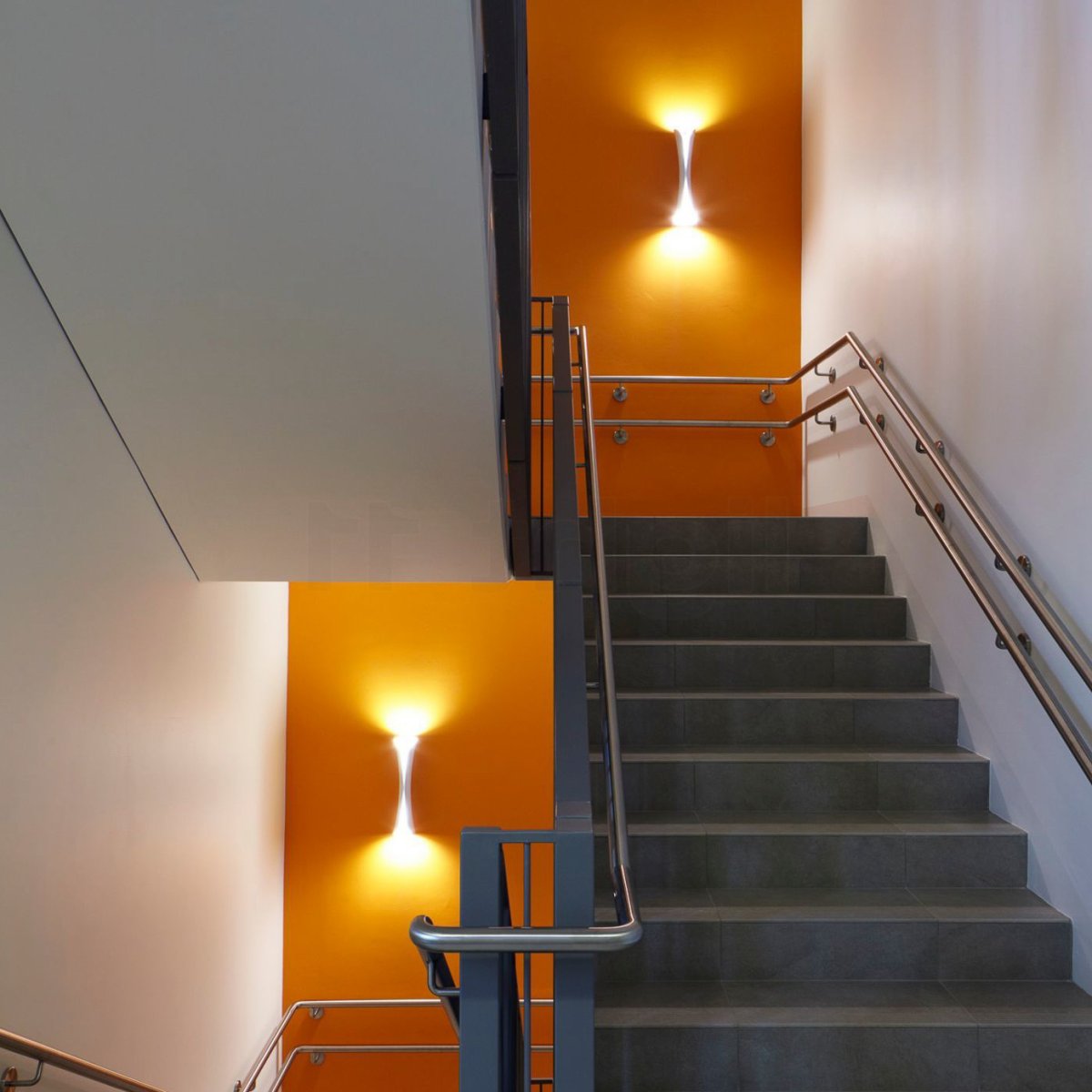 Настенные светильники на лестницу