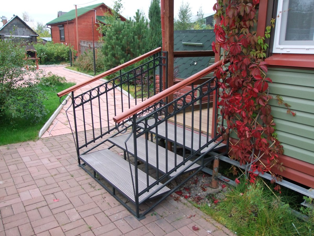 Металлические лестницы для крыльца дачного дома