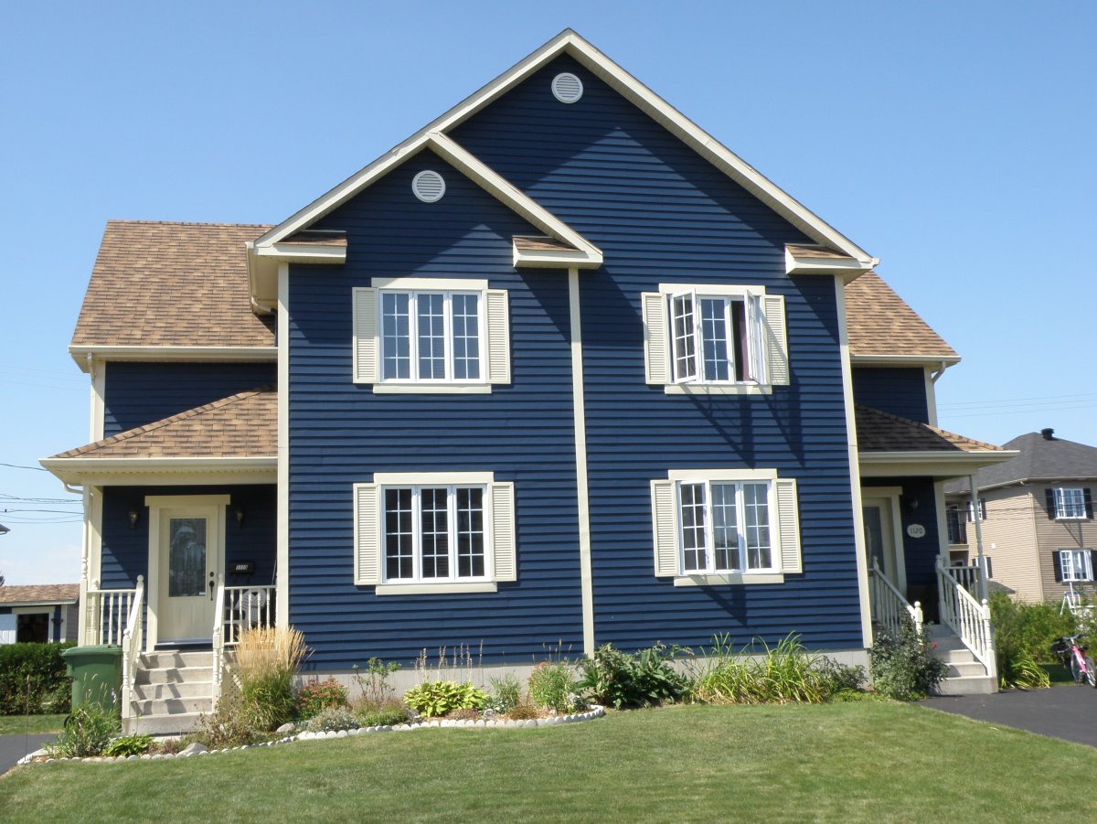 Цвет фасада дома с синей крышей