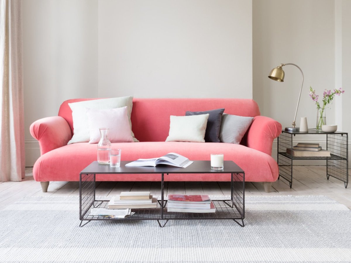 Ярко розовый диван