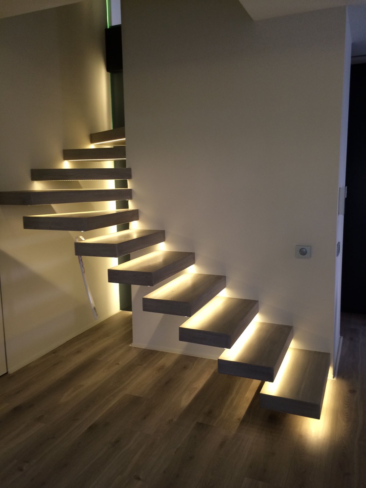 Светодиодная подсветка ступеней лестницы