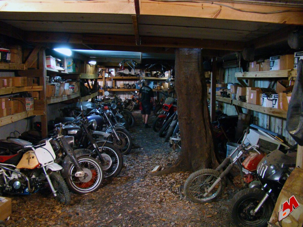 Мотоцикл в гараже