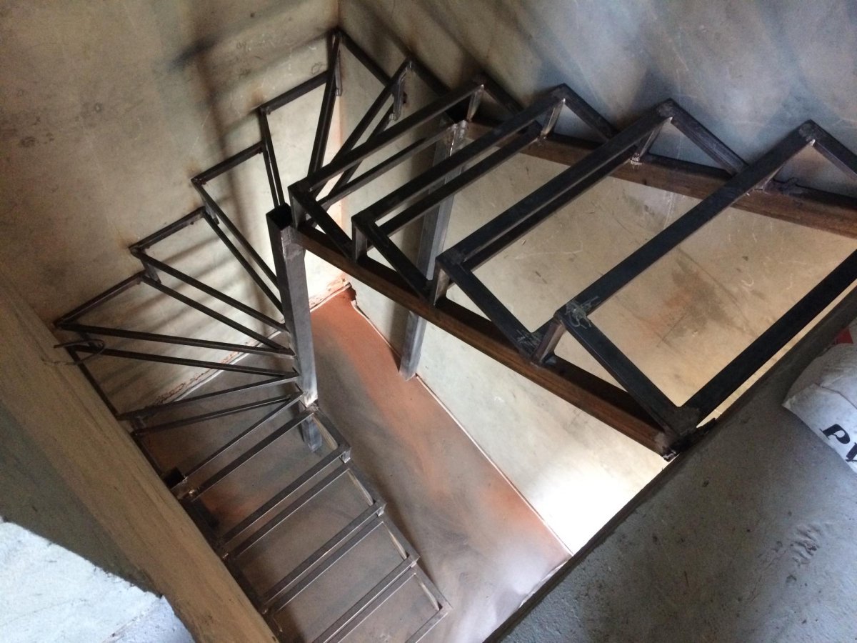 Забежная металлическая лестница