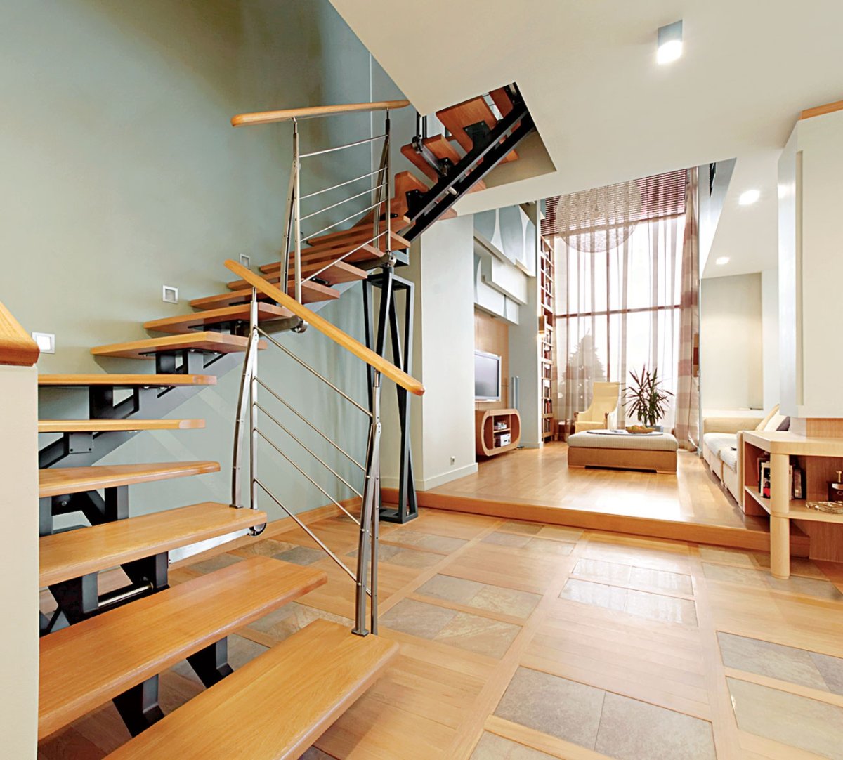 Двухмаршевая лестница в частном доме