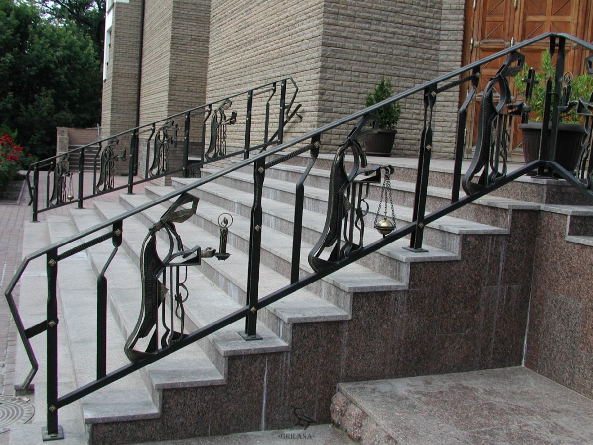 Перила для уличной лестницы из металла