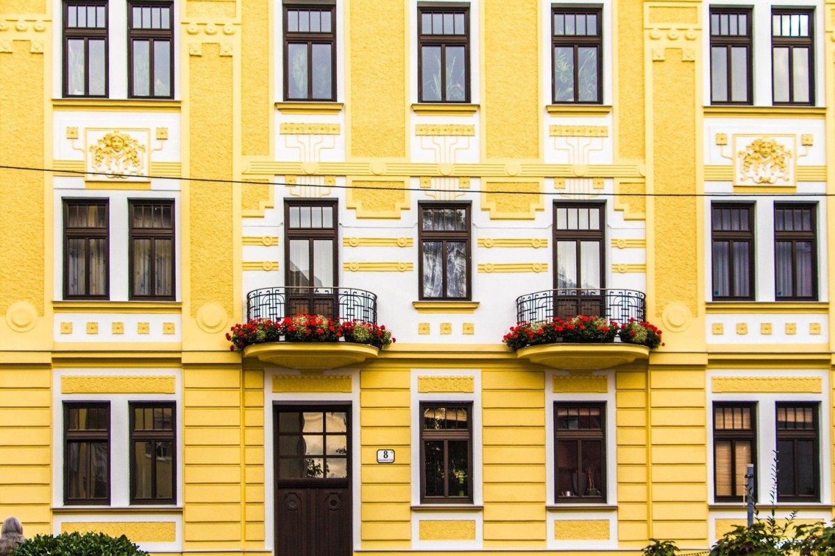 Желтый фасад дома