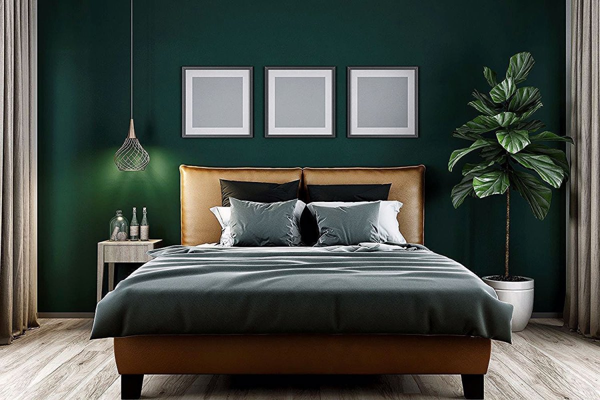 Спальня с зелеными обоями