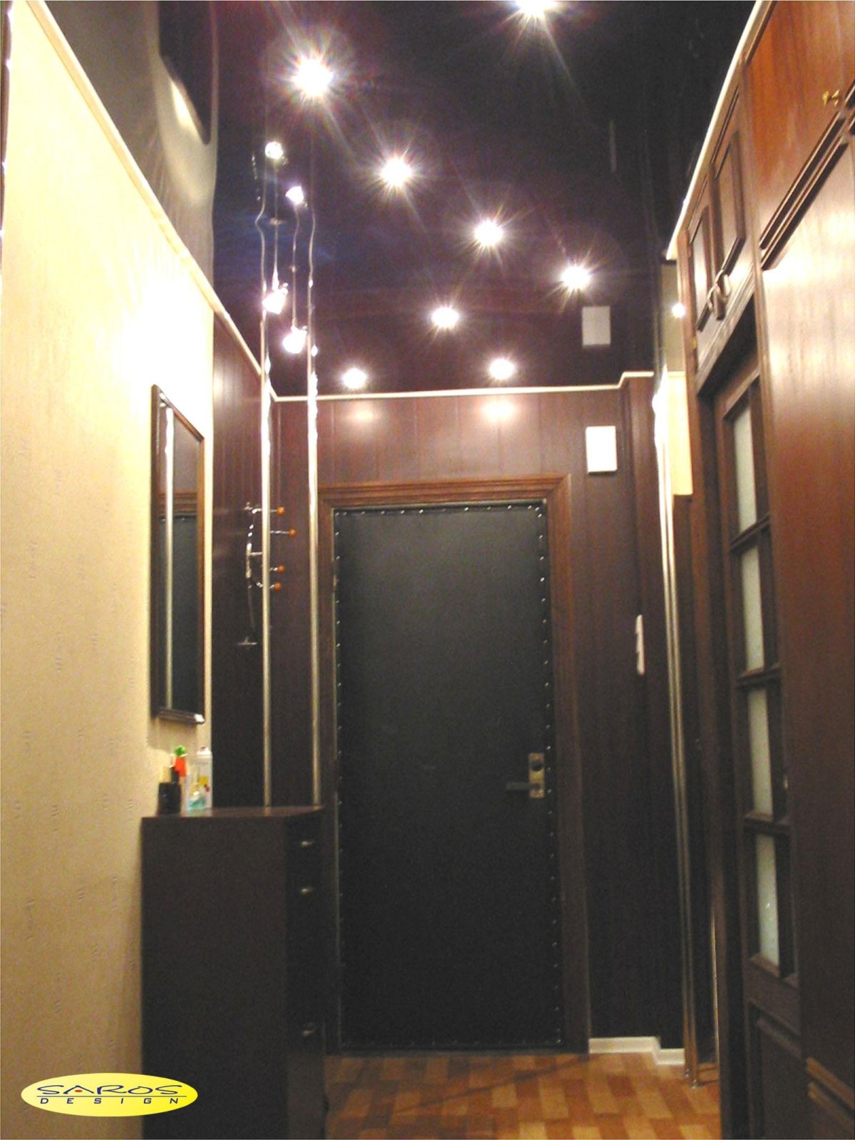 Черный потолок в коридоре