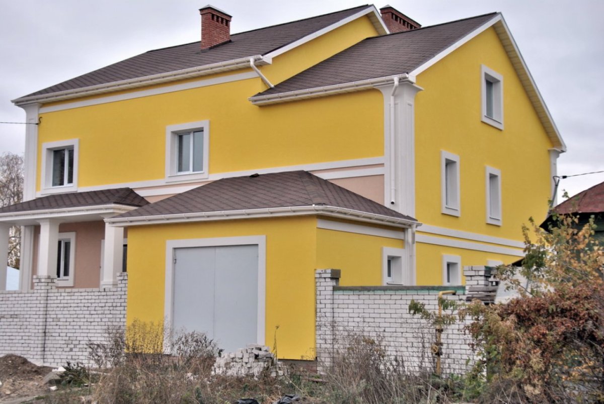 Горчичный цвет фасада дома
