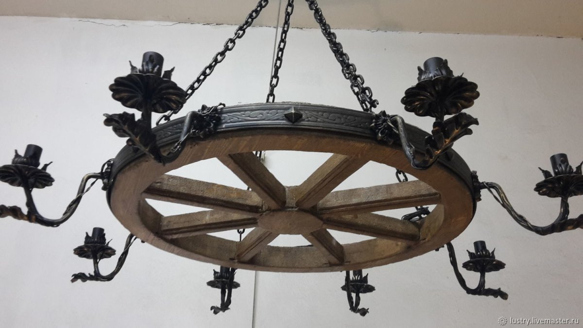 Светильник из колеса телеги
