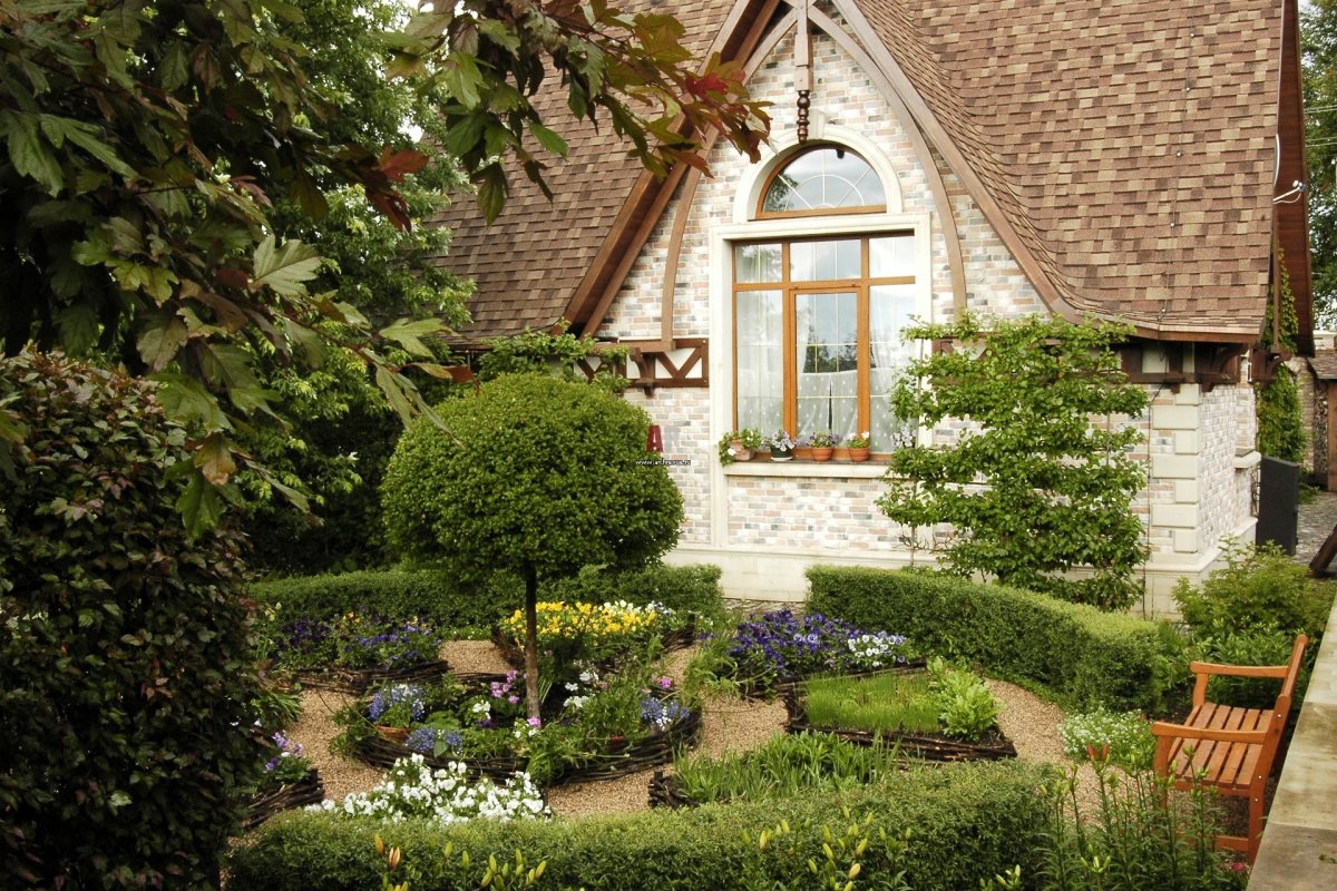 Дом с красивым садом