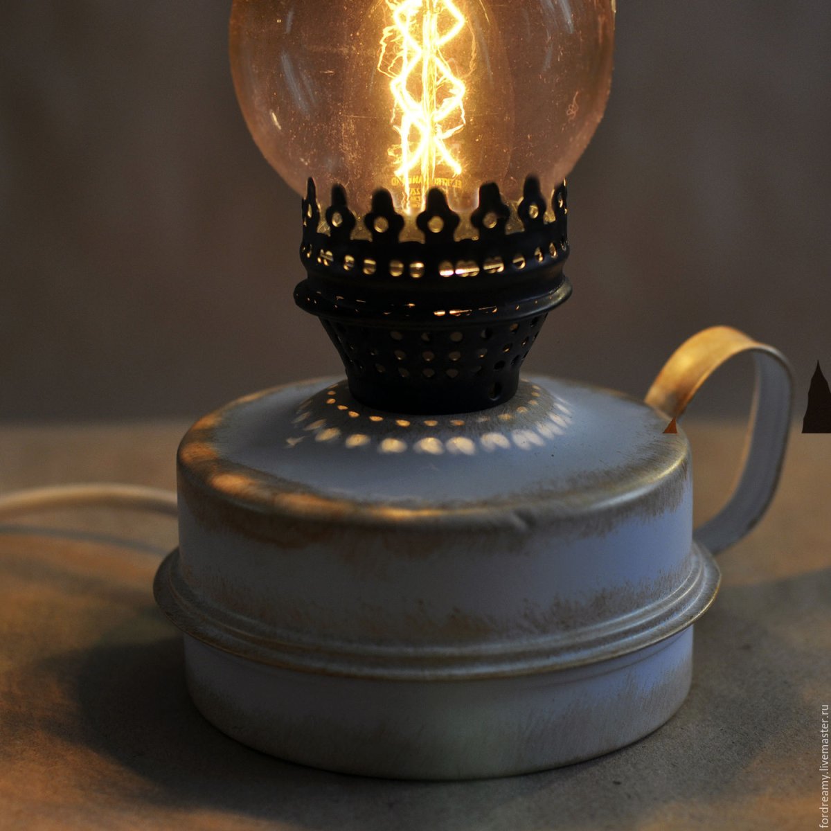 Светильник в форме керосиновой лампы