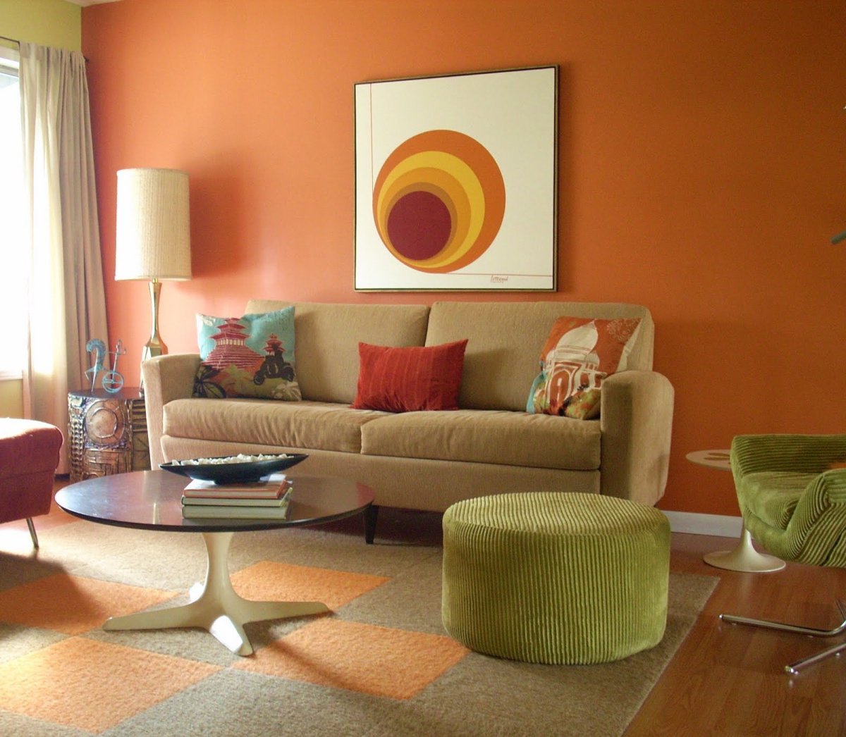 Персиковый цвет стен в гостиной