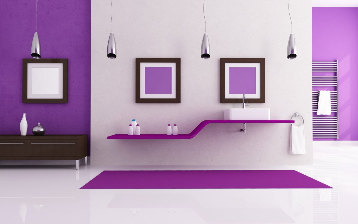 Фиолетовые стены в комнате