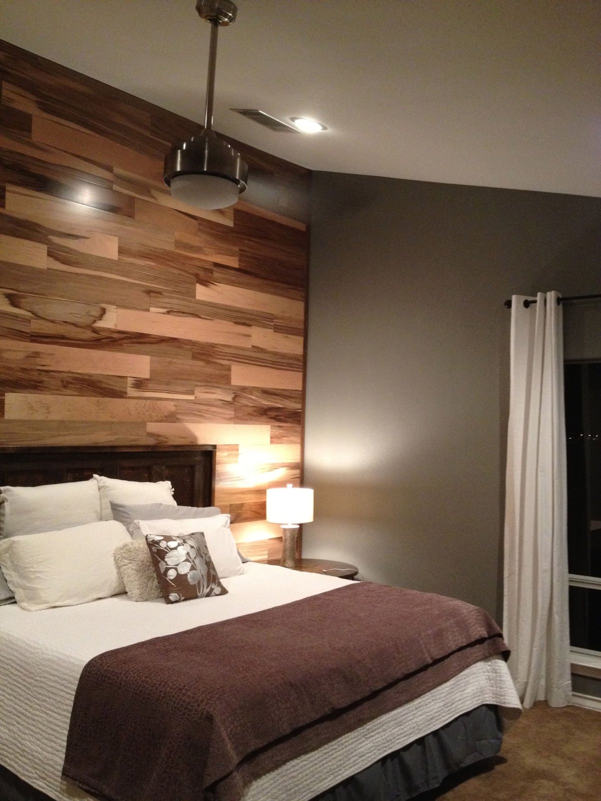 Дизайн комнаты с ламинатом на стене