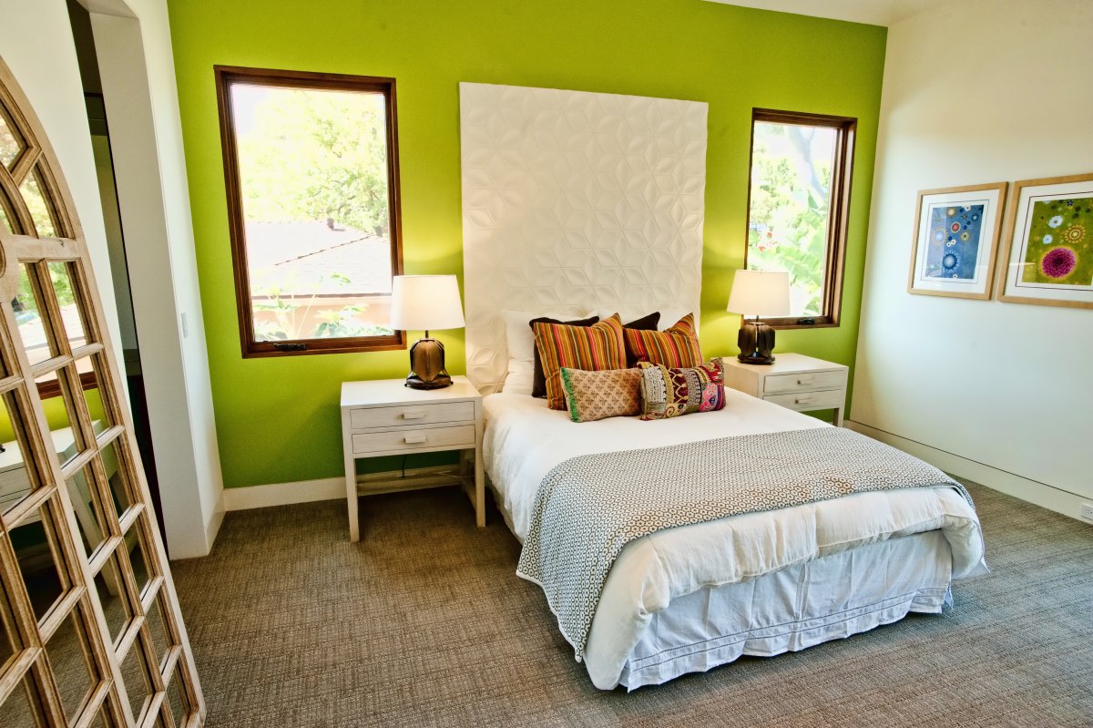 Дизайн комнаты с зелеными стенами