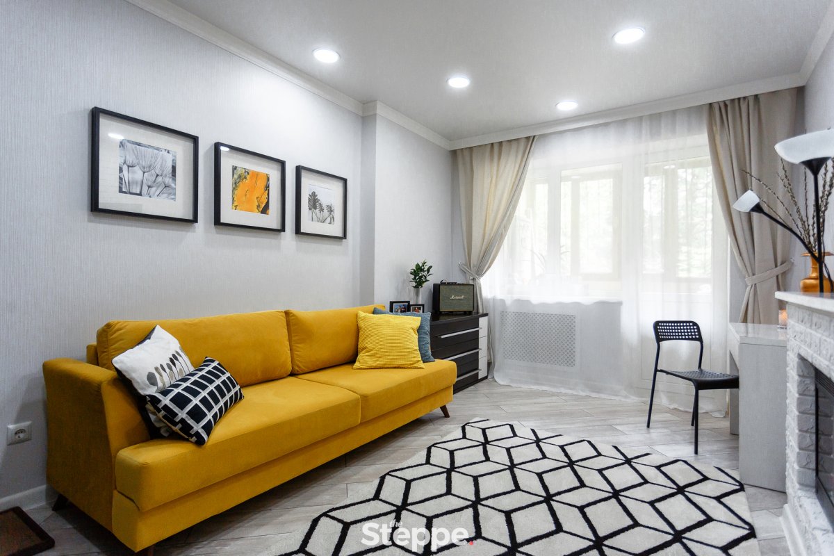 Комната с желтым диваном